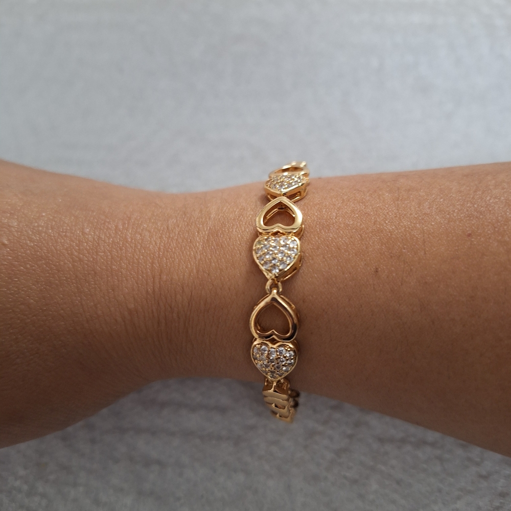 Elegant Gold Heart Bracelet